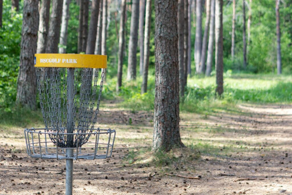 En discgolfkorg på en discgolf bana